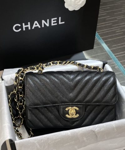 حقيبة شانيل الكلاسيكية ذات الغطاء على شكل حرف V مقاس 20 سم