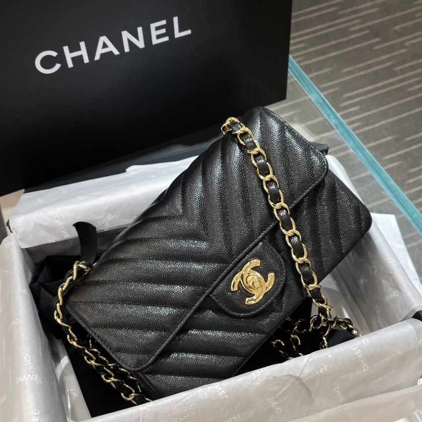 Chanel Classic Flap V 20cm 2 CHANEL Classic Flap V 20cm - chanel v quilted bag dupe detail 1