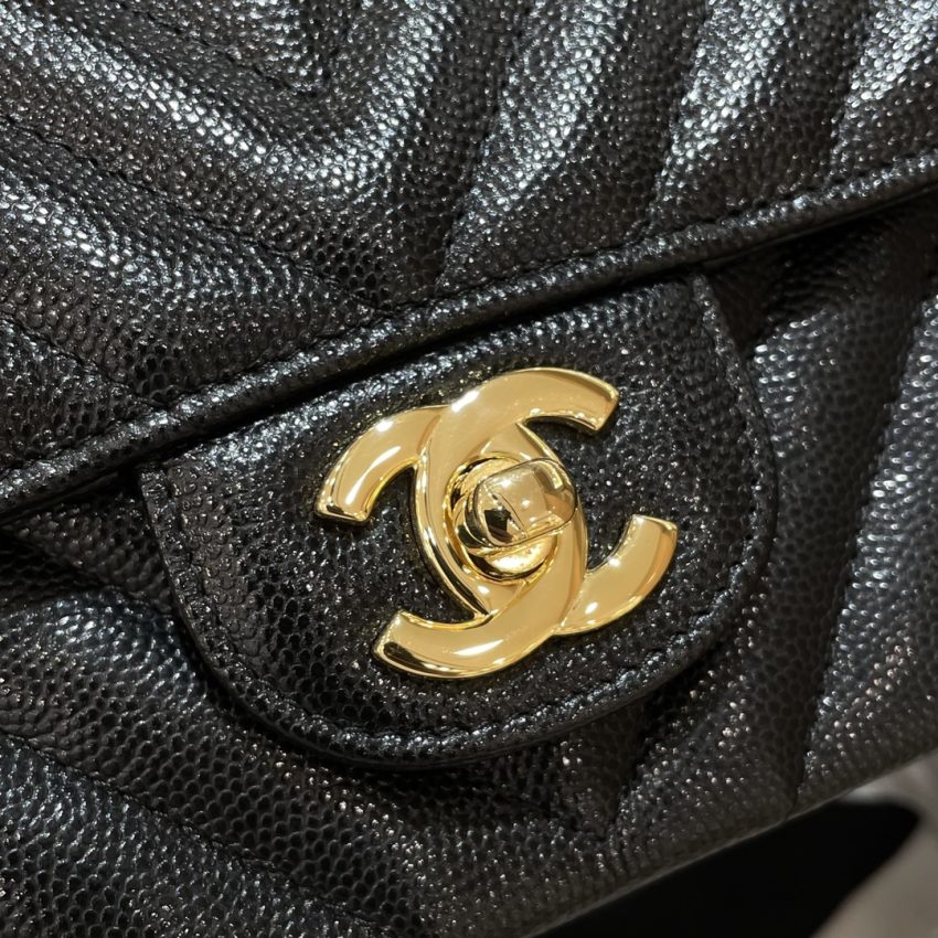 Chanel Classic Flap V 20cm 3 CHANEL Classic Flap V 20cm - chanel v quilted bag dupe detail 2