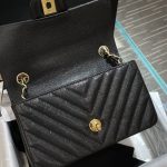 Chanel Classic Flap V 20cm 5 CHANEL Classic Flap V 20cm - chanel v quilted bag dupe detail 4