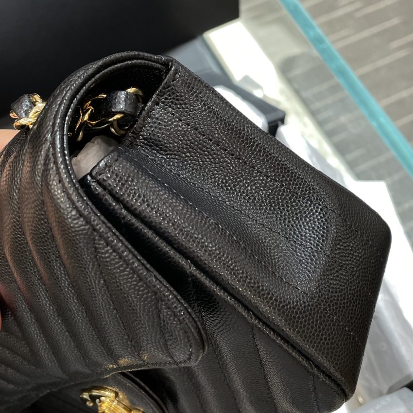 Chanel Classic Flap V 20cm 6 CHANEL Classic Flap V 20cm - chanel v quilted bag dupe detail 5