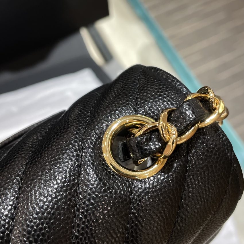 Chanel Classic Flap V 20cm 7 CHANEL Classic Flap V 20cm - chanel v quilted bag dupe detail 6