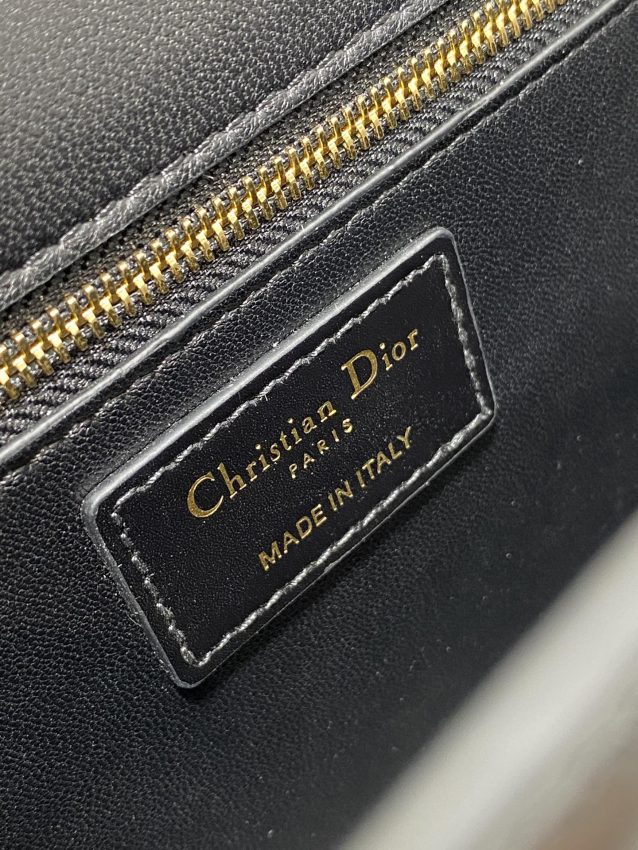 dior 30 montaigne back 4