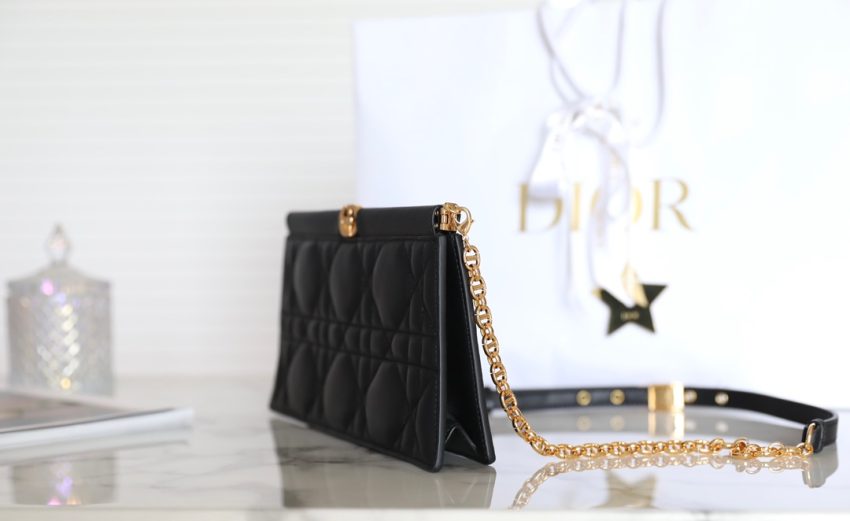 dior miss caro noire clutch 7