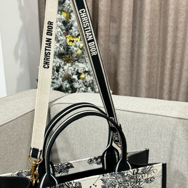Dior tote book constilation 4