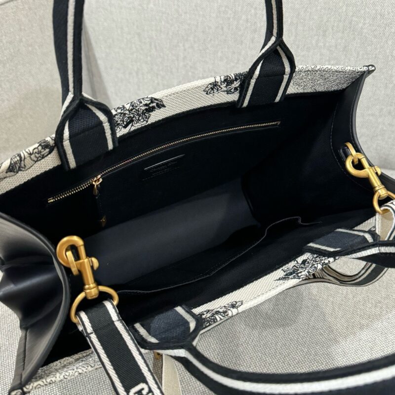 Dior tote book constilation 7