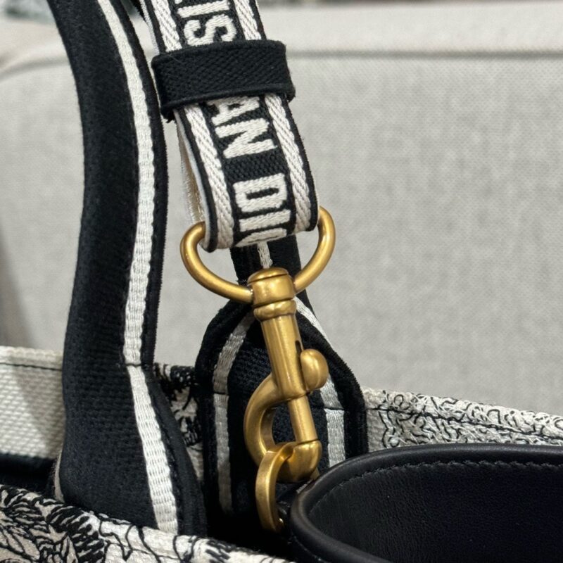Dior tote book constilation 8
