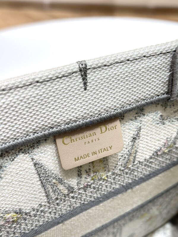 dior tote book grey lucky star 4