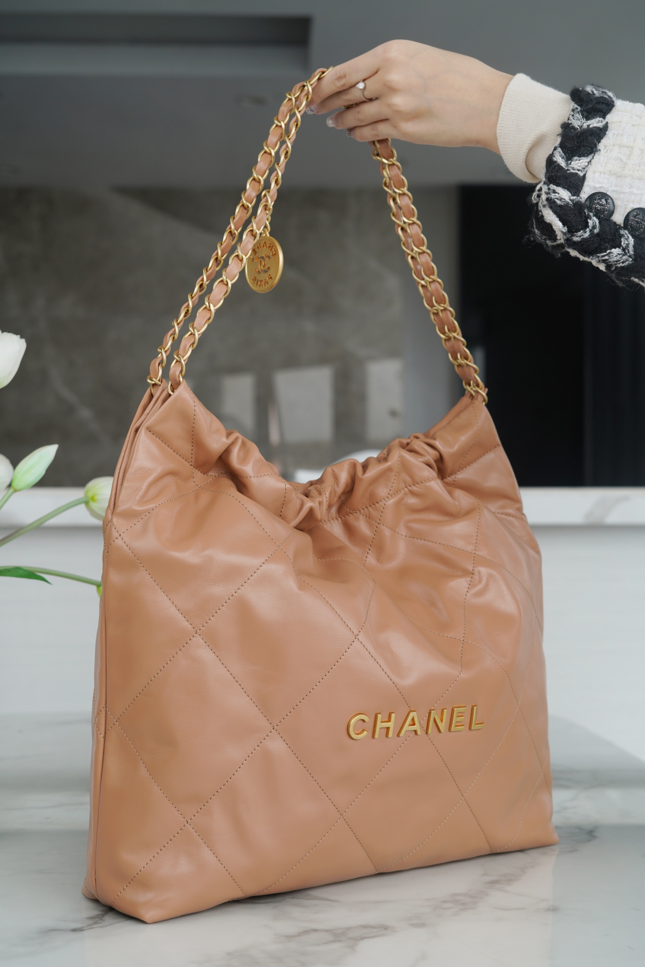 img_df1f43f3_20231204_i1701666942_8148_1.jpg Chanel 22 Medium Bag Milk Tea - chanel 22 tote dupe detail 1