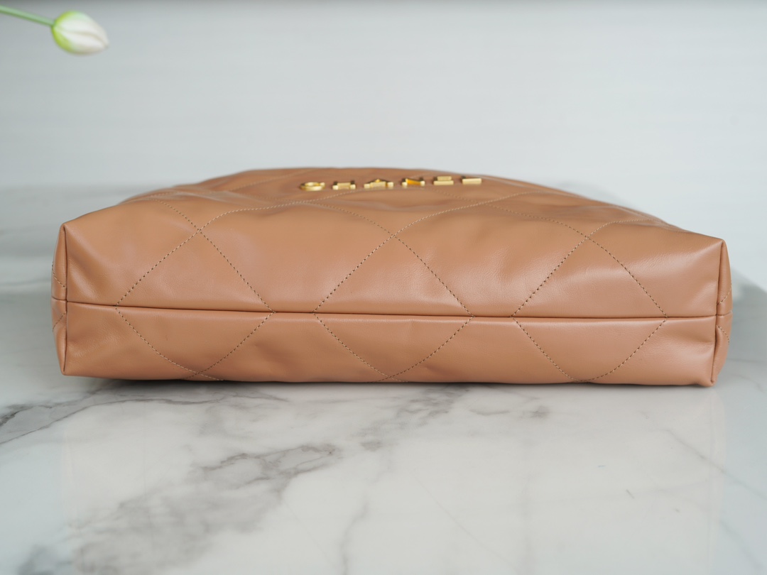 img_df1f43f3_20231204_i1701666942_8826_0.jpg Chanel 22 Medium Bag Milk Tea - chanel 22 tote dupe detail 3