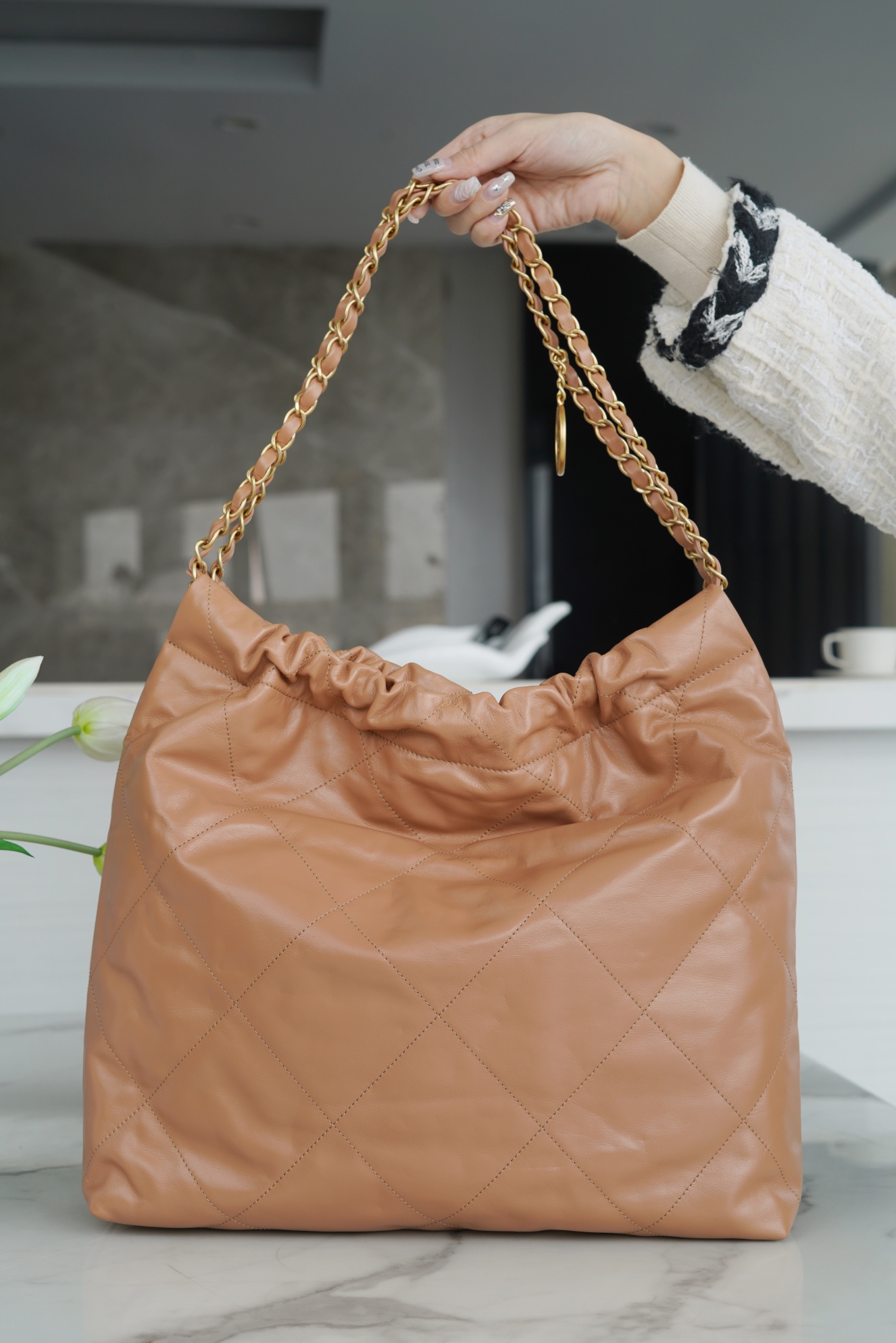 img_df1f43f3_20231204_i1701666942_8976_2.jpg Chanel 22 Medium Bag Milk Tea - chanel 22 tote dupe detail 4