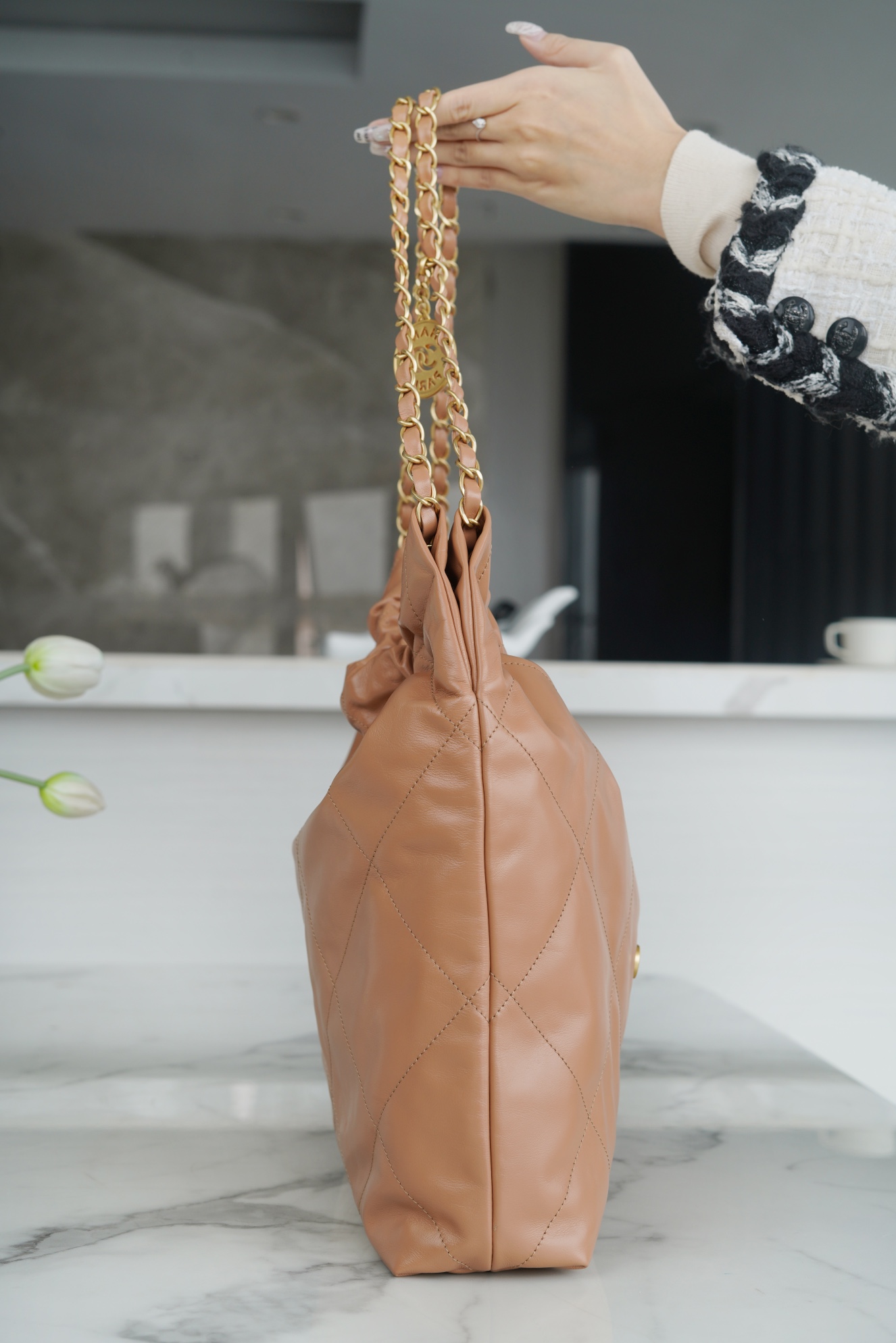 img_df1f43f3_20231204_i1701666942_9792_5.jpg Chanel 22 Medium Bag Milk Tea - chanel 22 tote dupe detail 5
