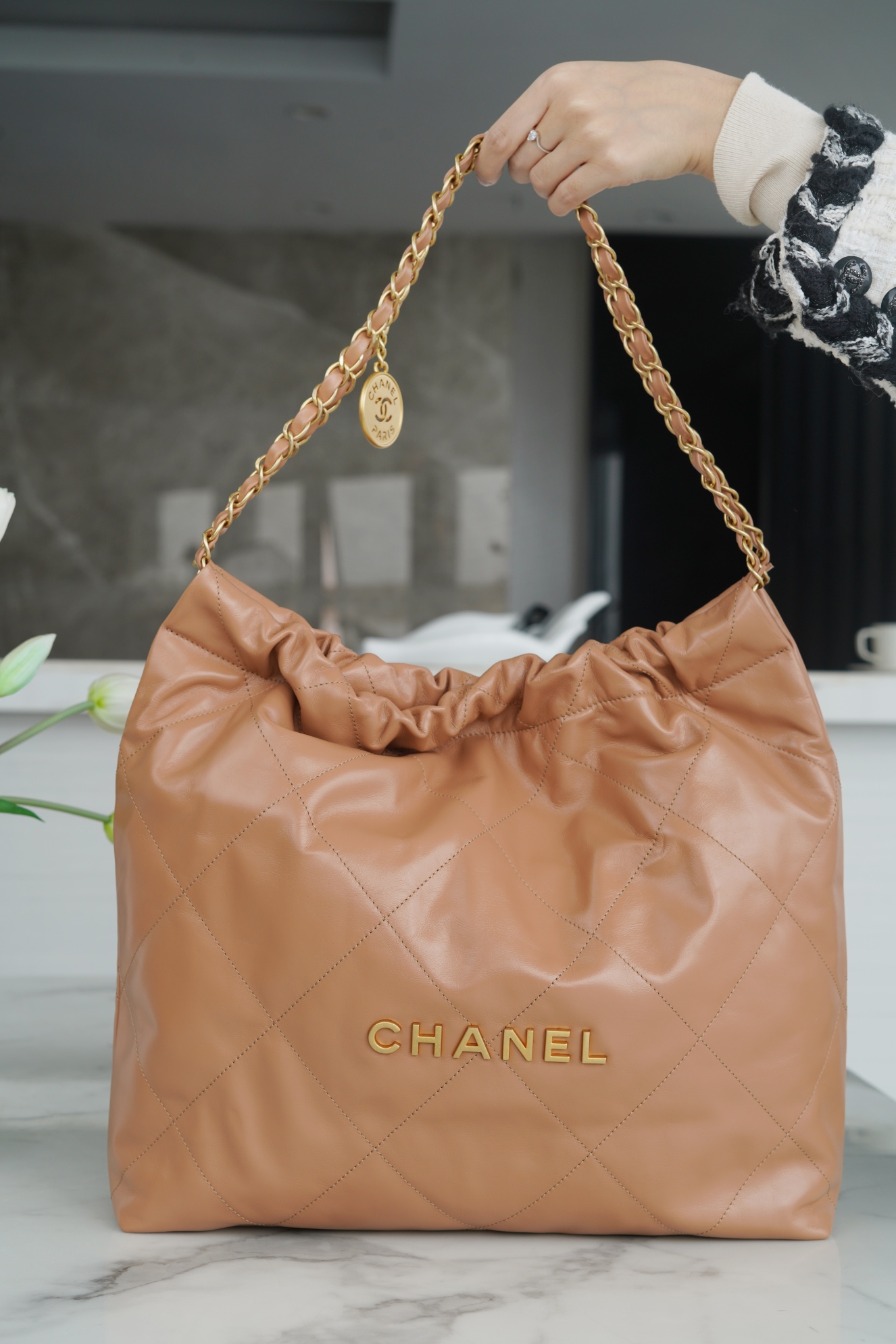 img_df1f43f3_20231204_i1701666943_1182_8.jpg Chanel 22 Medium Bag Milk Tea - chanel 22 tote dupe detail 8