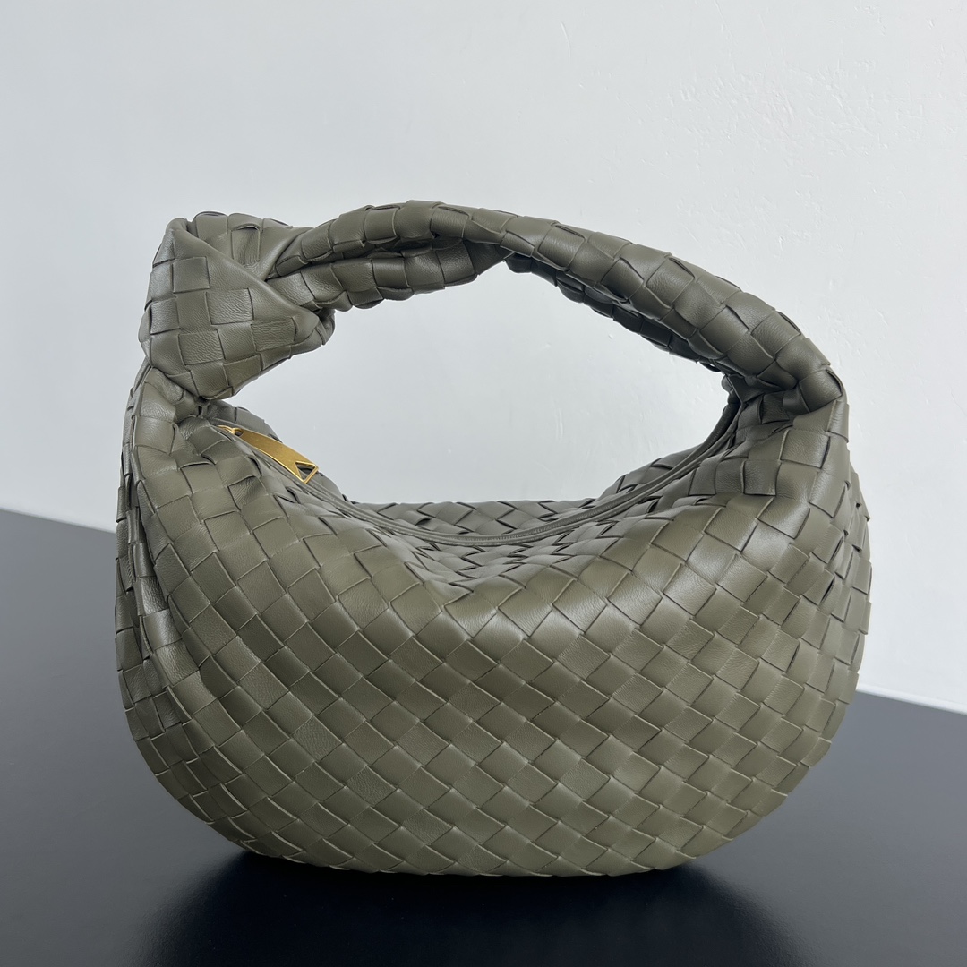 jodie-pickle-7 Bottega Veneta Jodie Large & Small Pickle - View 7 | Intrecciato Detail