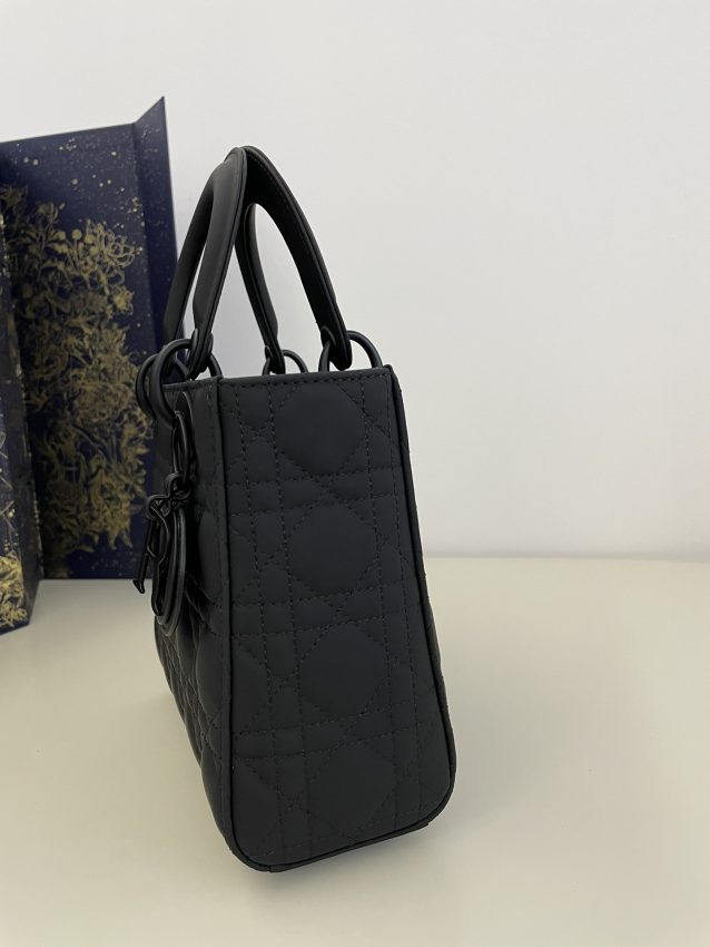 matná černá Lady Dior ABC 8