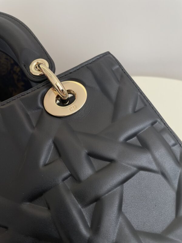 lady dior medium black 5
