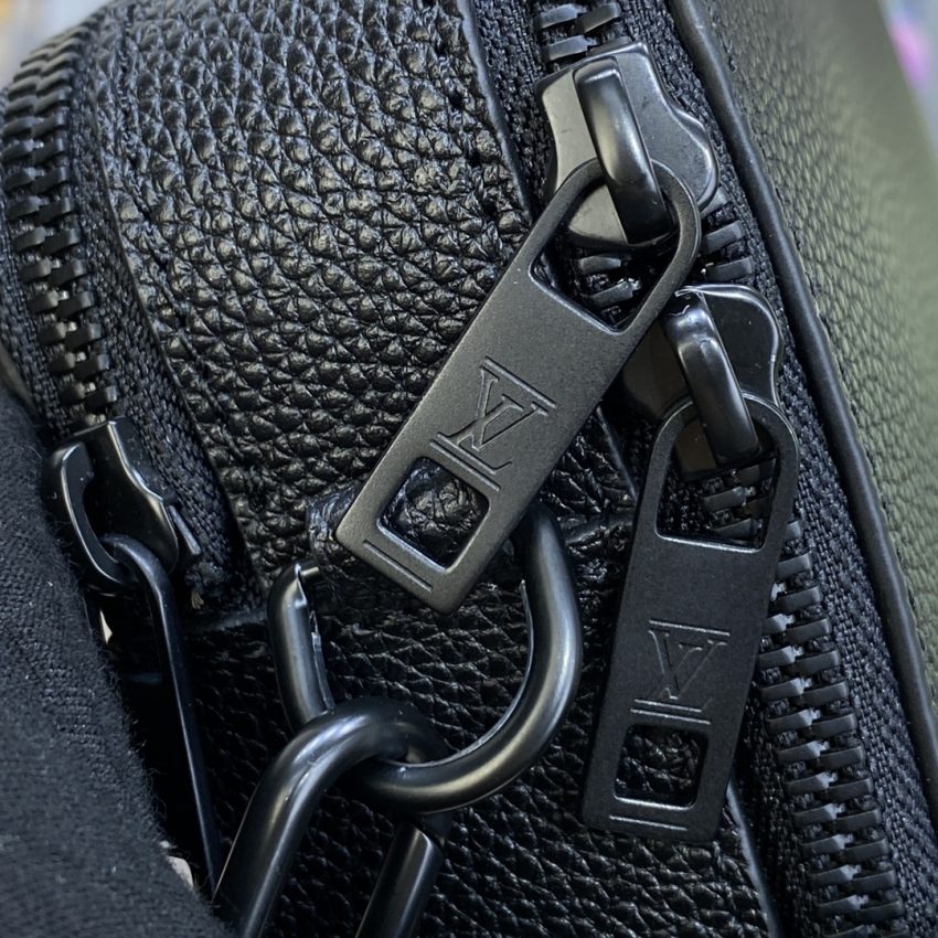 louis vuitton alpha messenger black 4