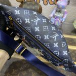 louis vuitton bumbag discovery blue fire 4