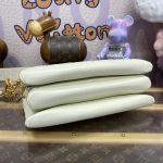 louis vuitton coussin white orange 7