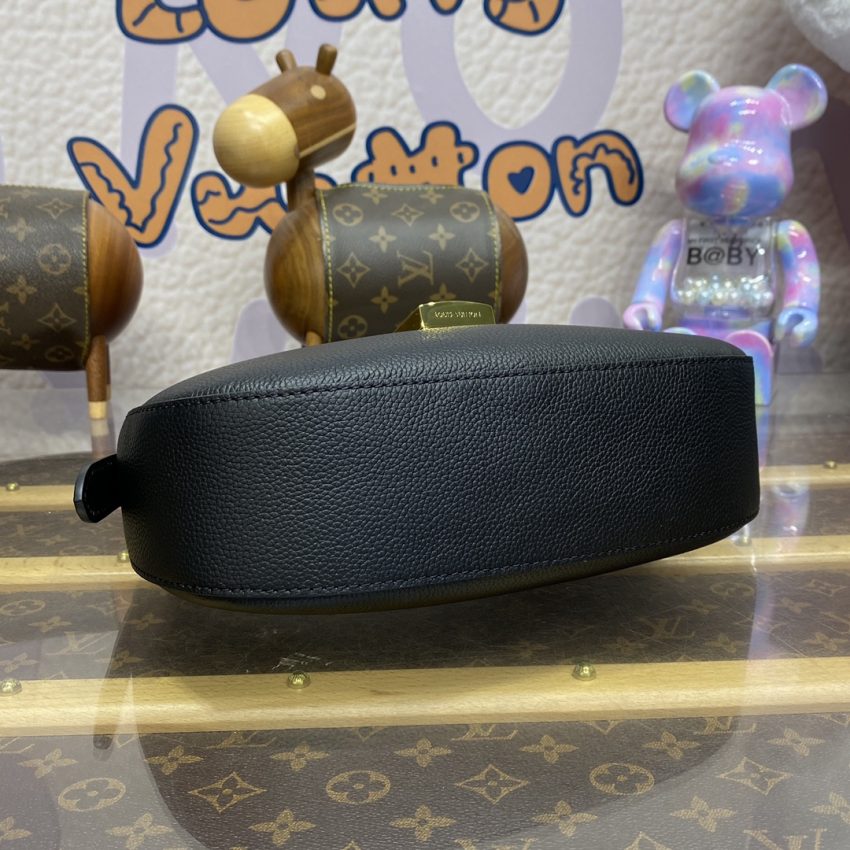 louis vuitton low key shoulder black 4