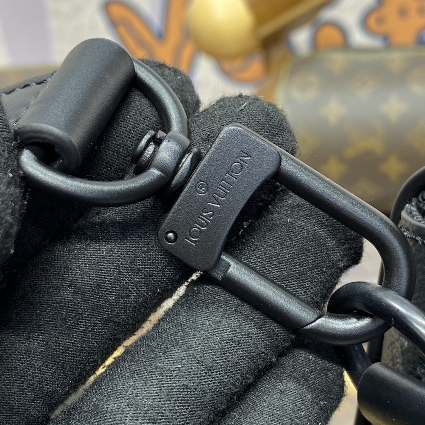 louis vuitton messenger black 2