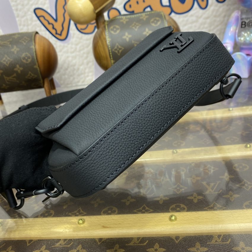 louis vuitton pilot wearable wallet black 9