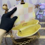 louis vuitton pochette metis east west pink grid 5