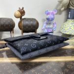 louis vuitton pochette s lock 5