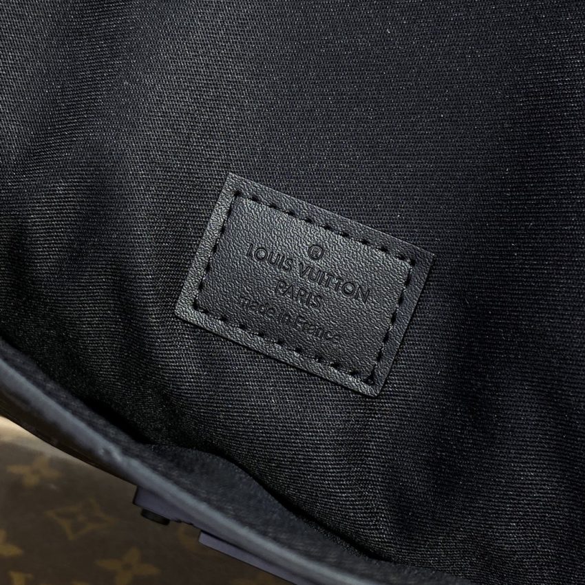 louis vuitton pochette s lock 6