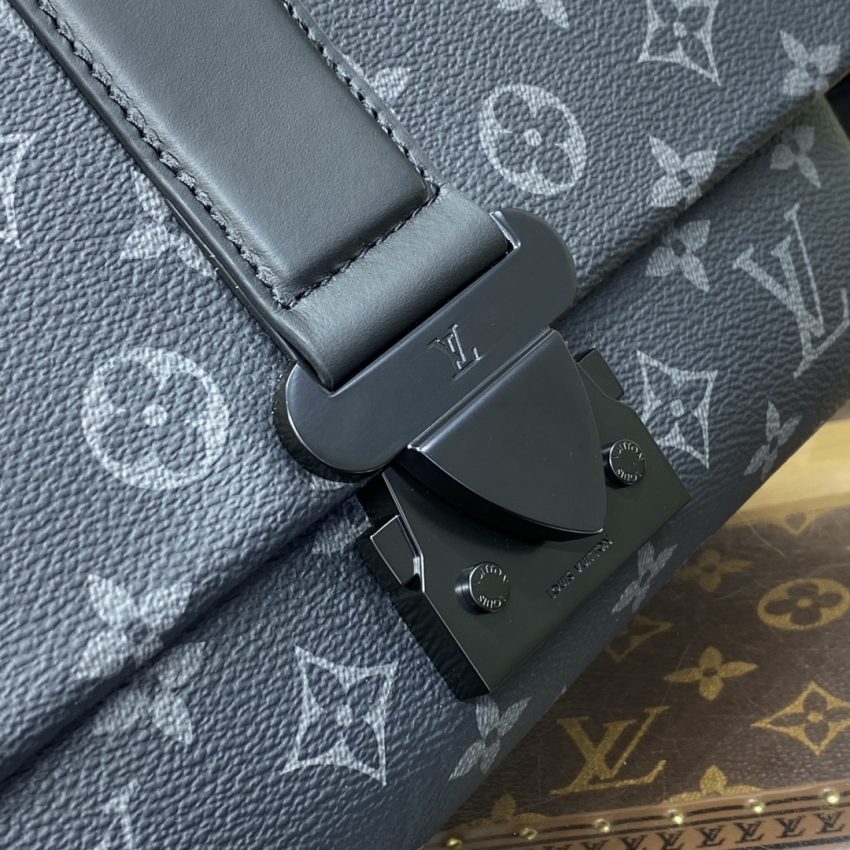 louis vuitton s cape messenger black 2