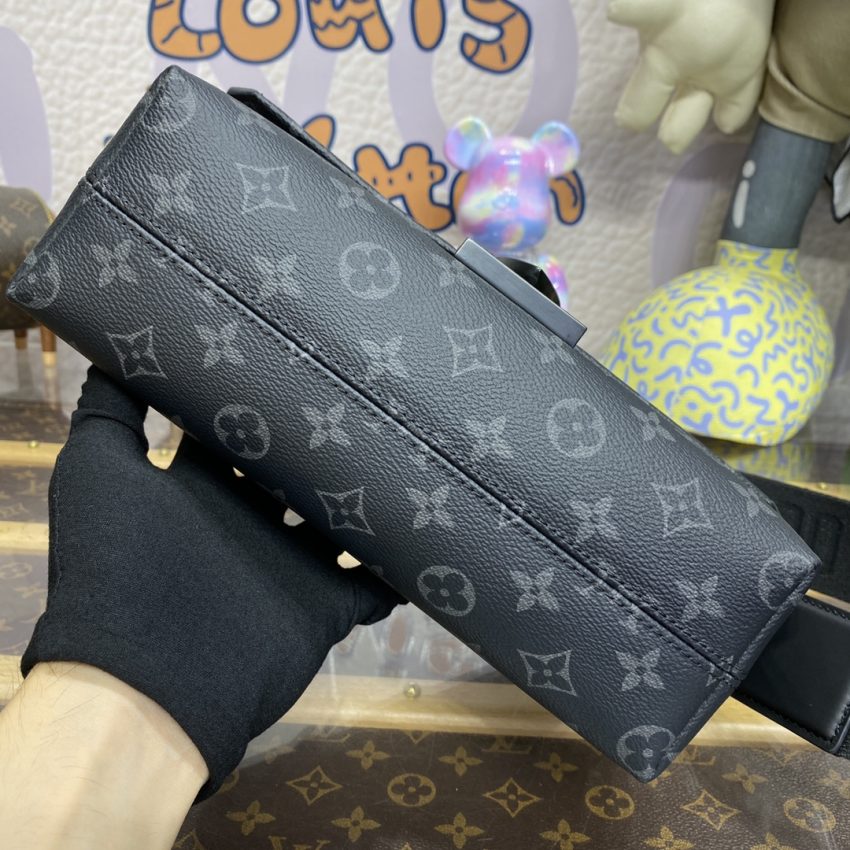 louis vuitton s cape messenger black 8