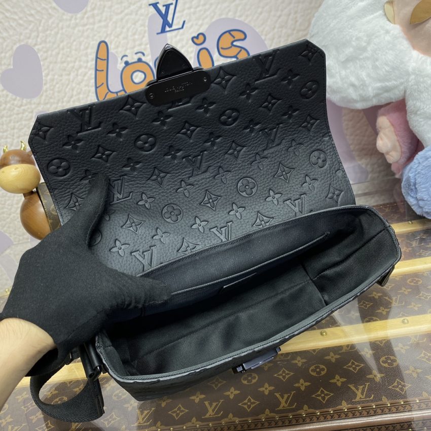 louis vuitton s cape messenger full black 2