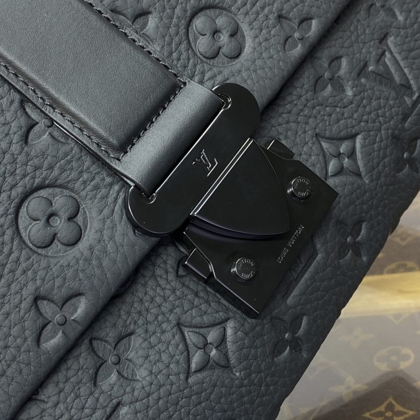 louis vuitton s cape messenger full black 3
