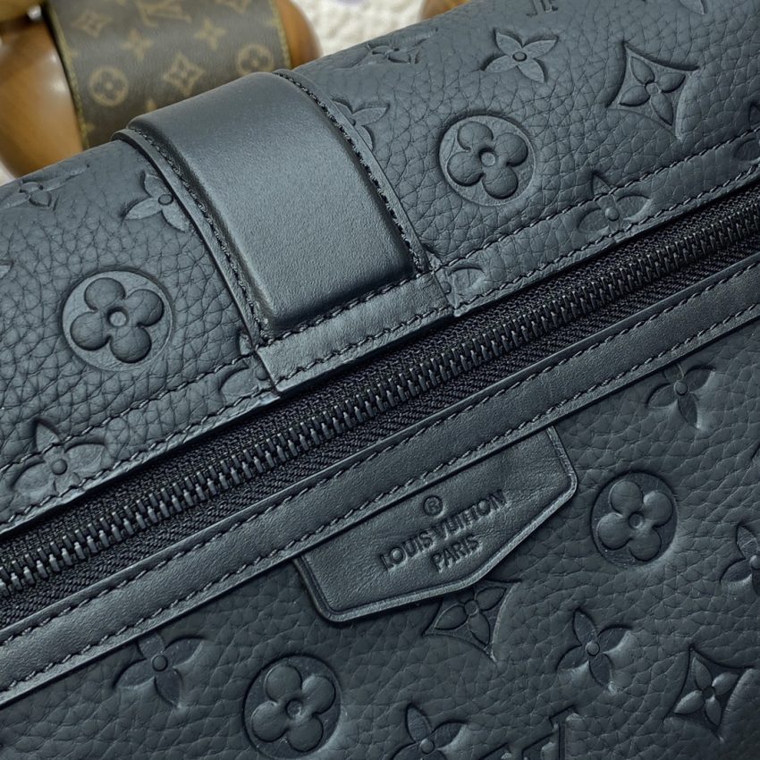louis vuitton s cape messenger full black 4
