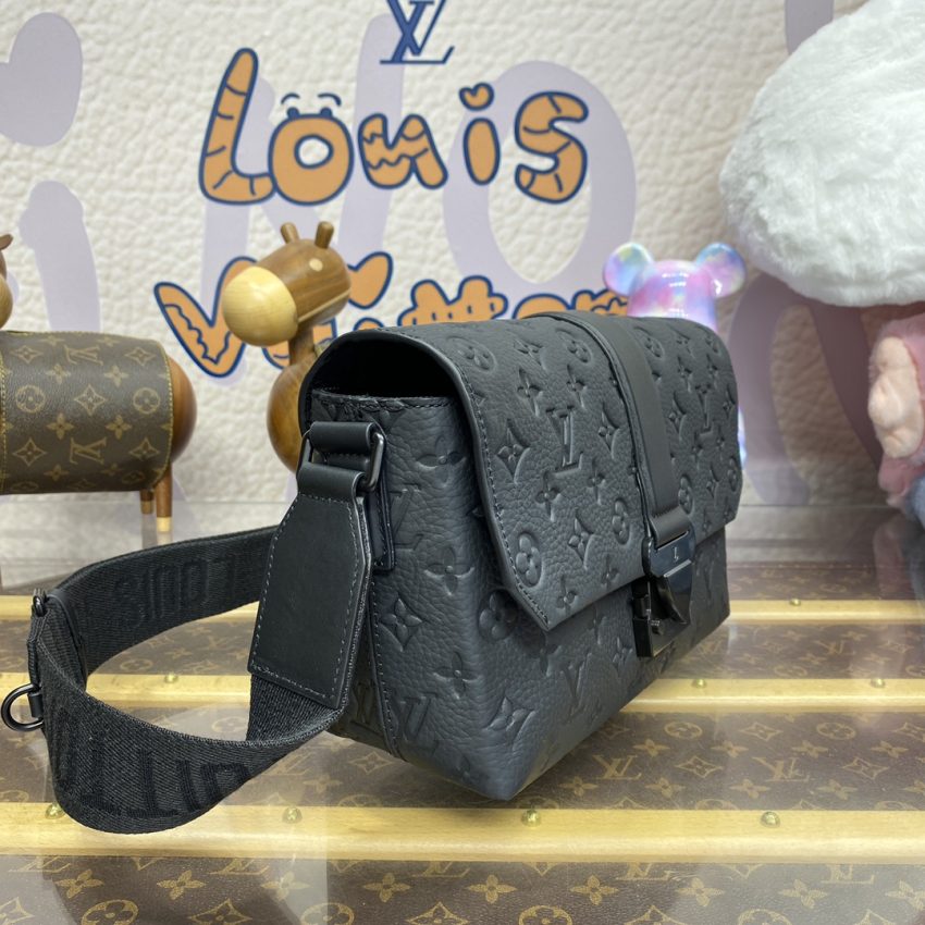 louis vuitton s cape messenger full black 8