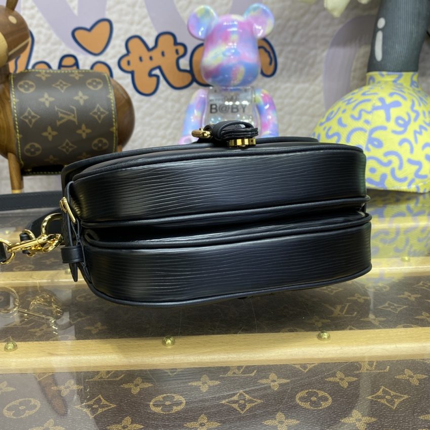 louis vuitton saumur black 8