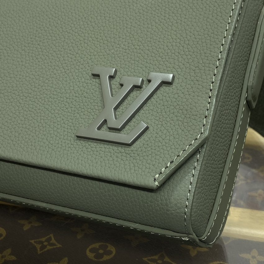 louis vuitton takeoff messenger 9