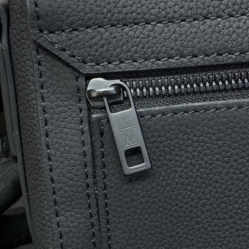 louis vuitton takeoff messenger black 4