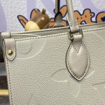 lv onthego beige 2