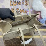 lv onthego beige 5
