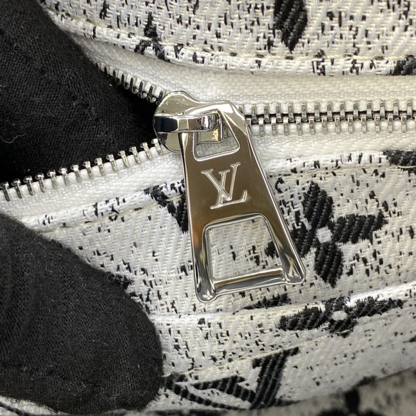 lv onthego black denim 4