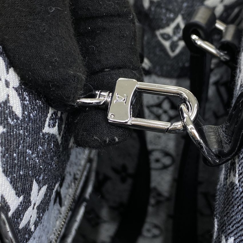 lv onthego black denim 6