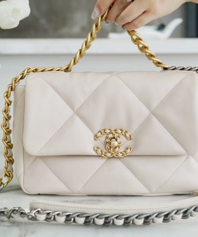 Bolsa Chanel 19 Flap na cor Mink Tea - detalhe da réplica da Chanel 19 Milk Tea 5
