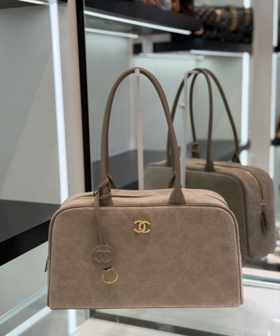 Bolso bowling grande de Chanel en ante color camel