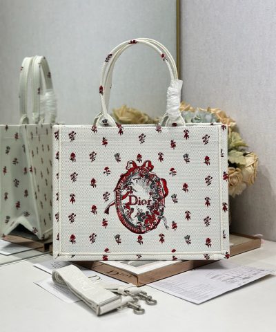 Borsa tote Dior Book Tote Médaillon in tela ricamata - vista frontale della borsa tote