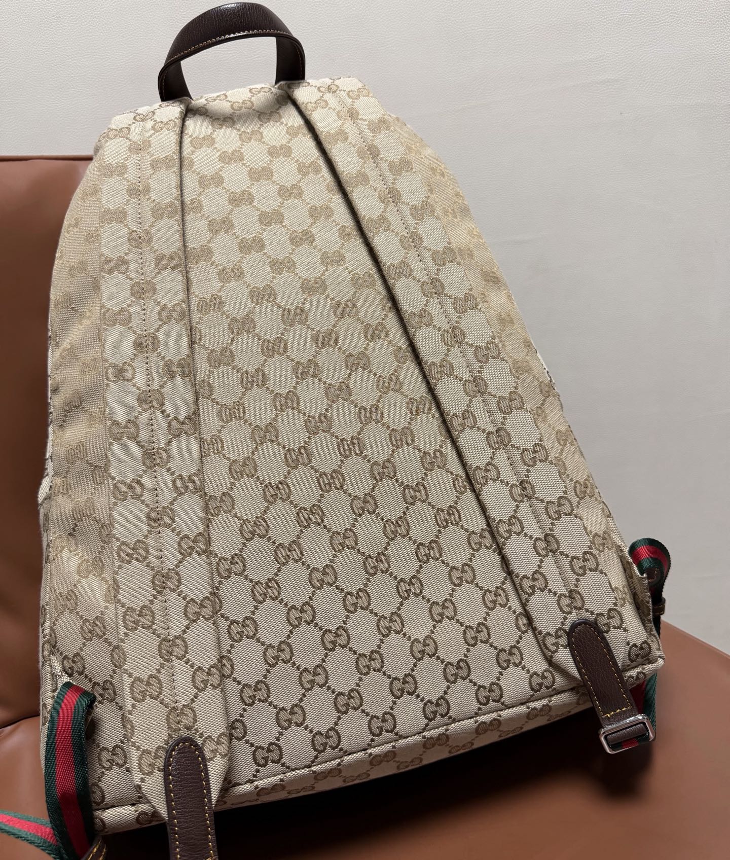 beige-7.jpg Gucci Essence Classic Backpack Replica - Logo Close-up