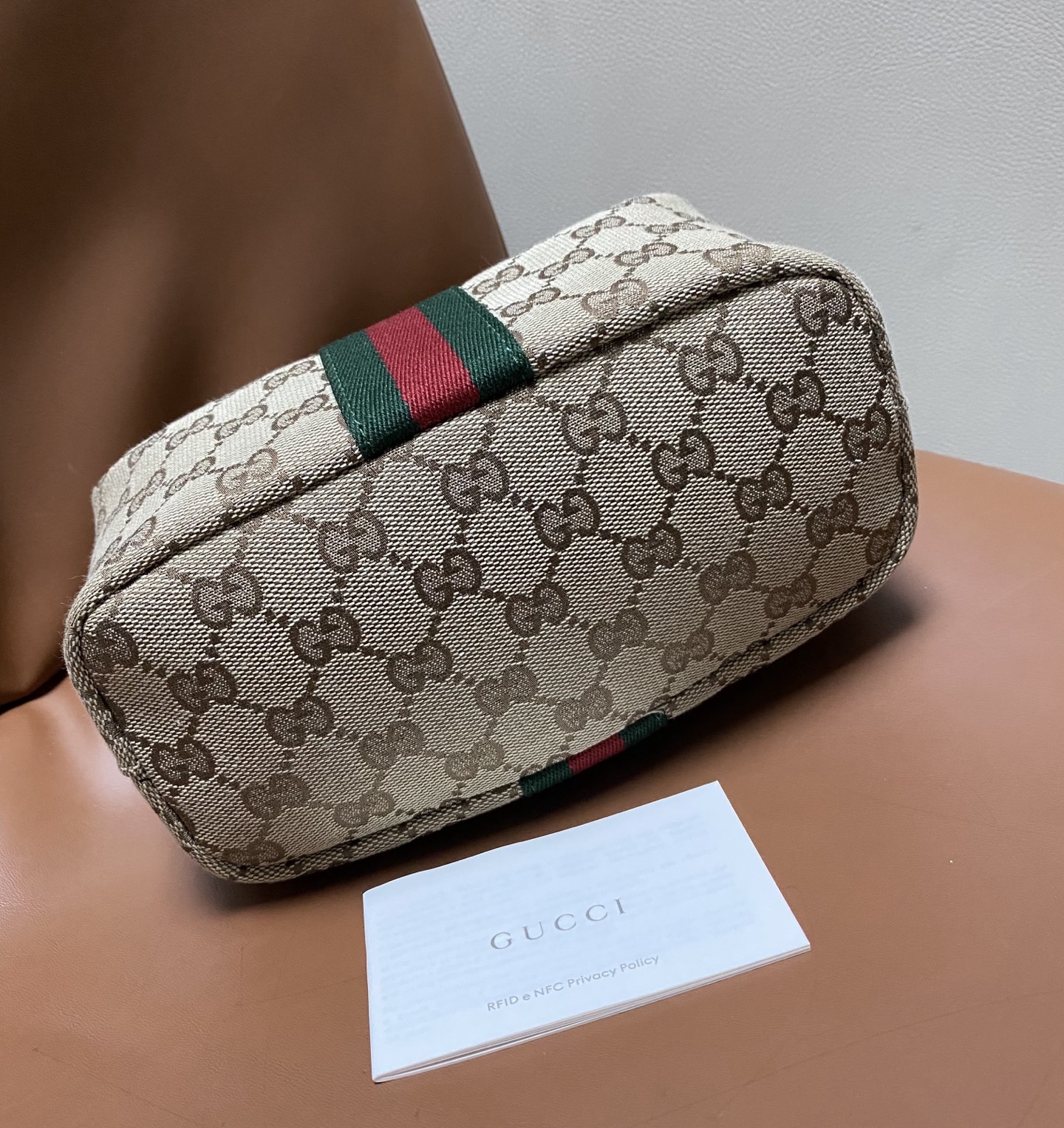 beige-7.jpg Gucci Vanity Small Replica - Logo Close-up