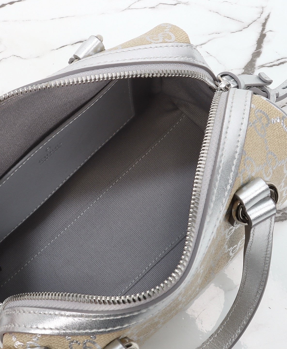 beige-and-silver-7.jpg Gucci Boston Small Replica - Logo Close-up