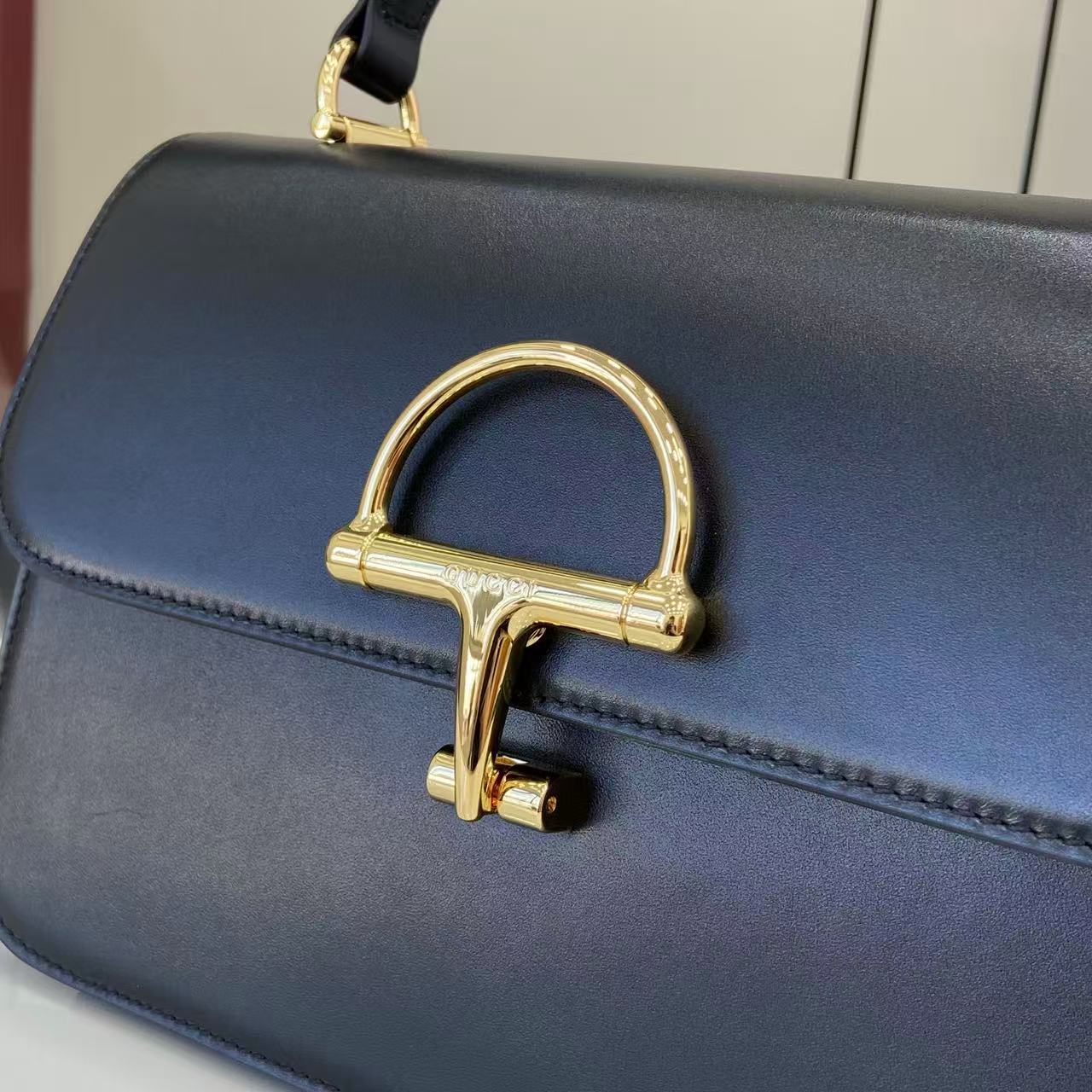 Gucci Siena Medium Replica - Logo Close-up