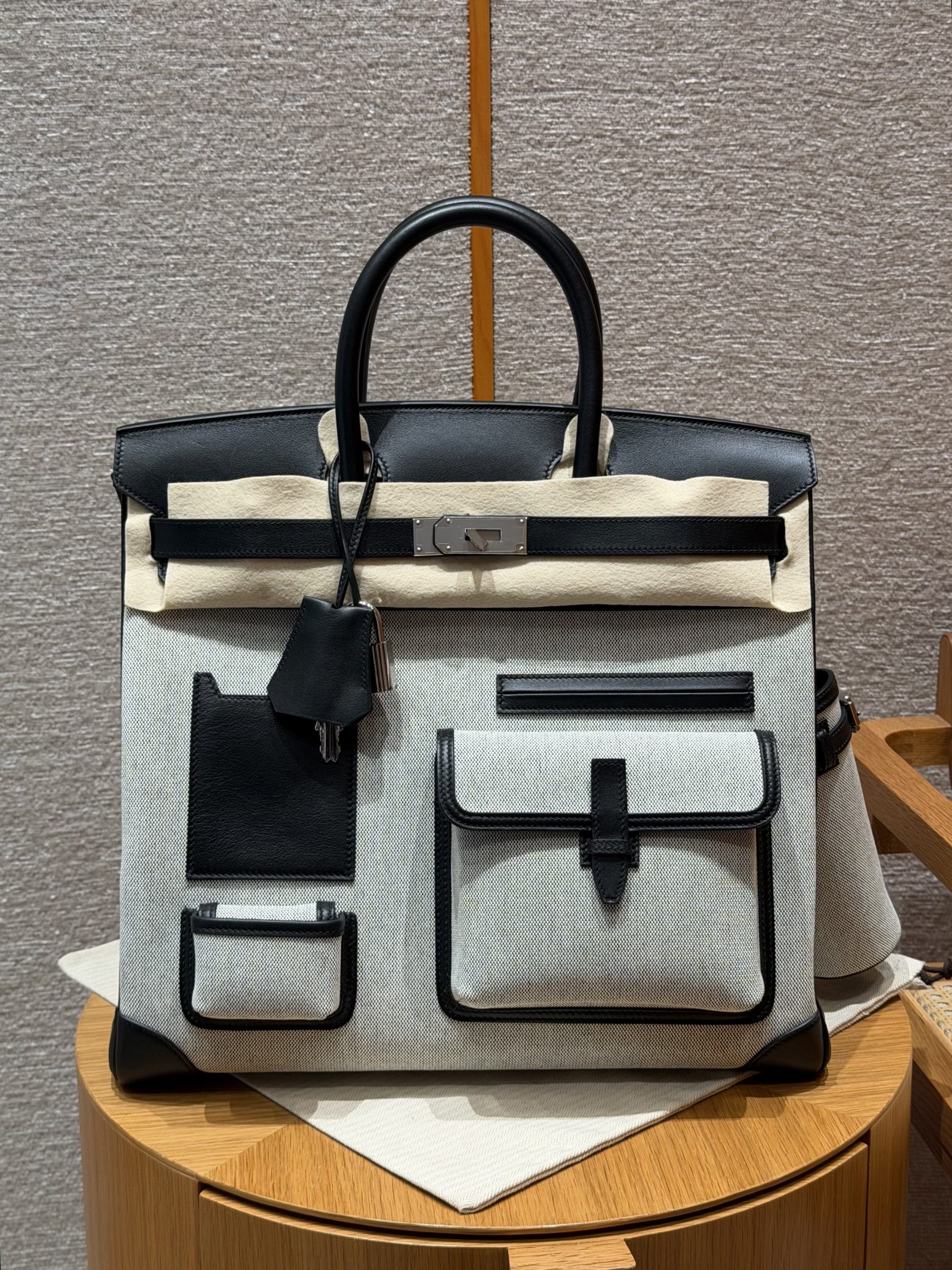 hac40cargo_black-white7 Hermès HAC 40 Cargo replica - handle detail